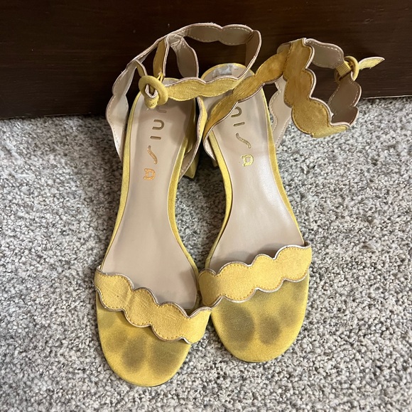 Yellow Suede Scalloped kitten heels - Picture 1 of 3
